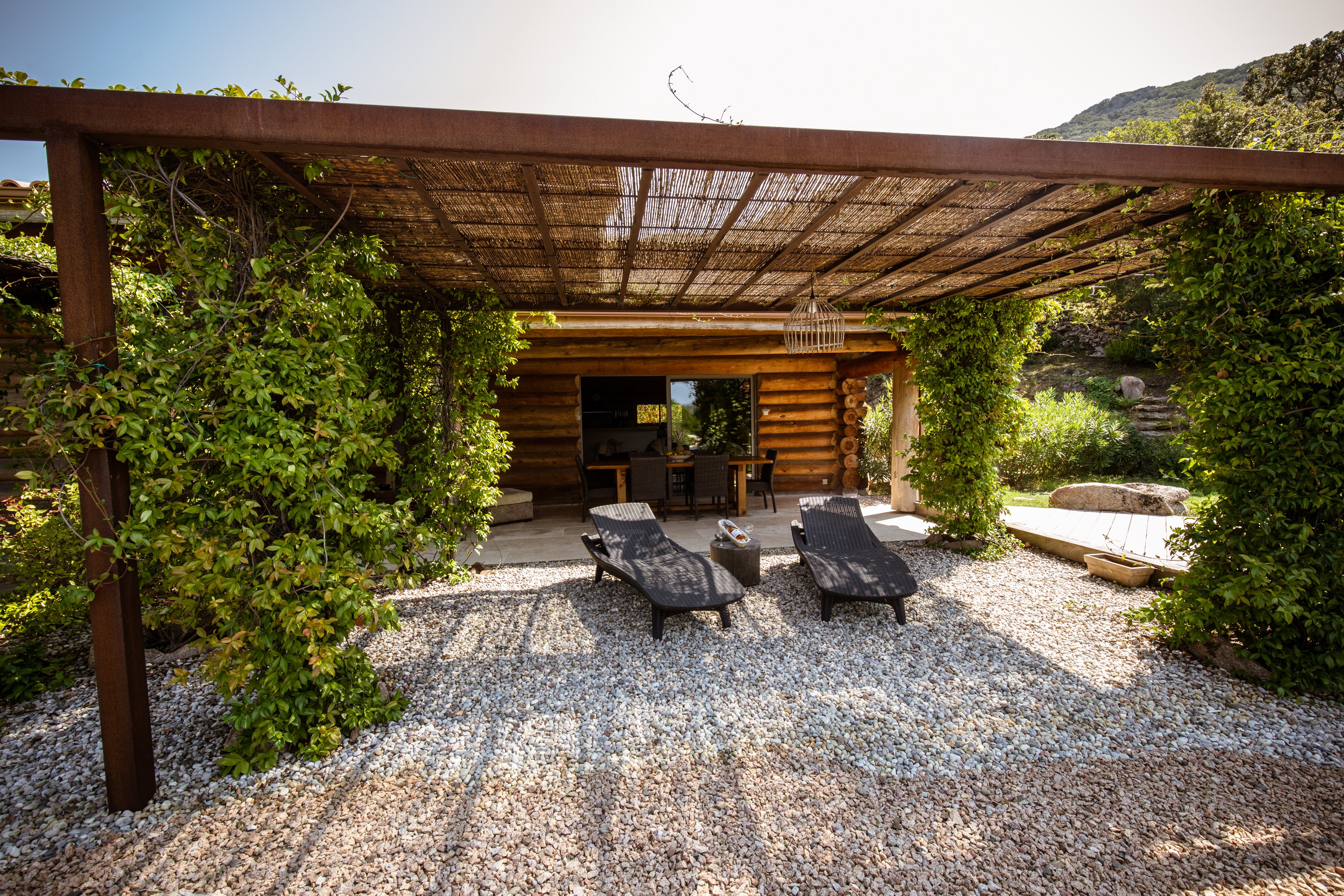  Terrasse-végétalisée-sur-soleil-couchant
