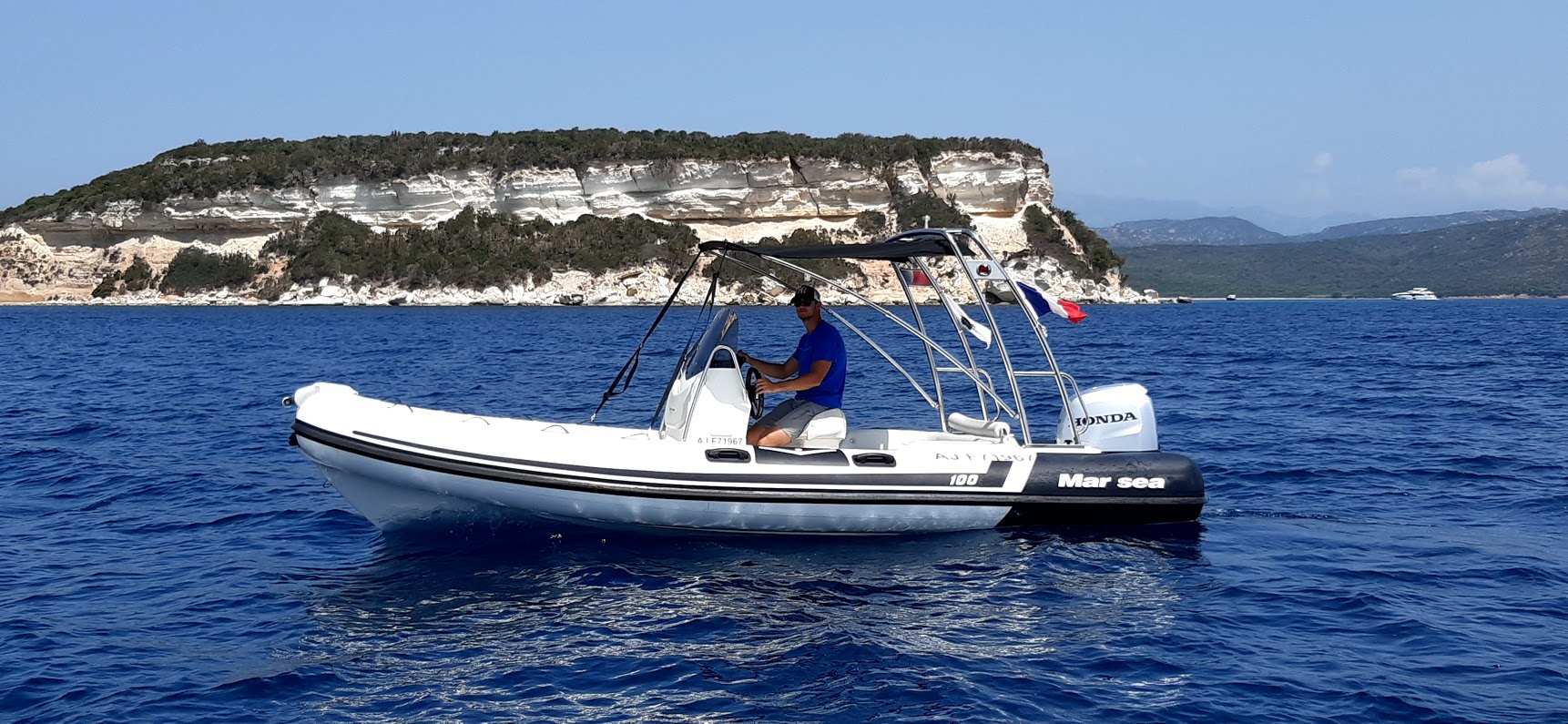  11 -location-bateau-bonifacio-marsea-cm100-100cv-poussvague