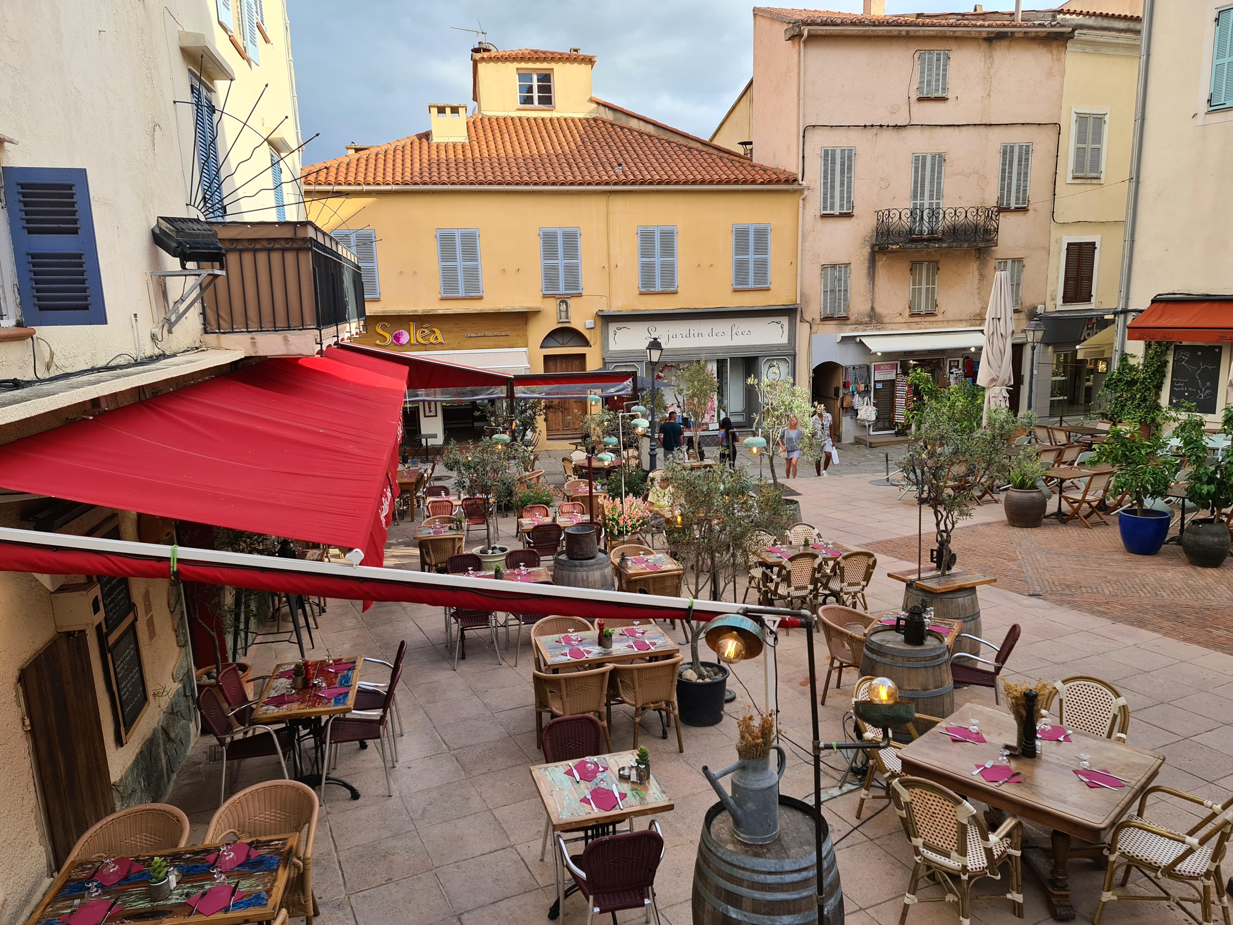  restaurant traditionnel sur la place de l'église de Calvi