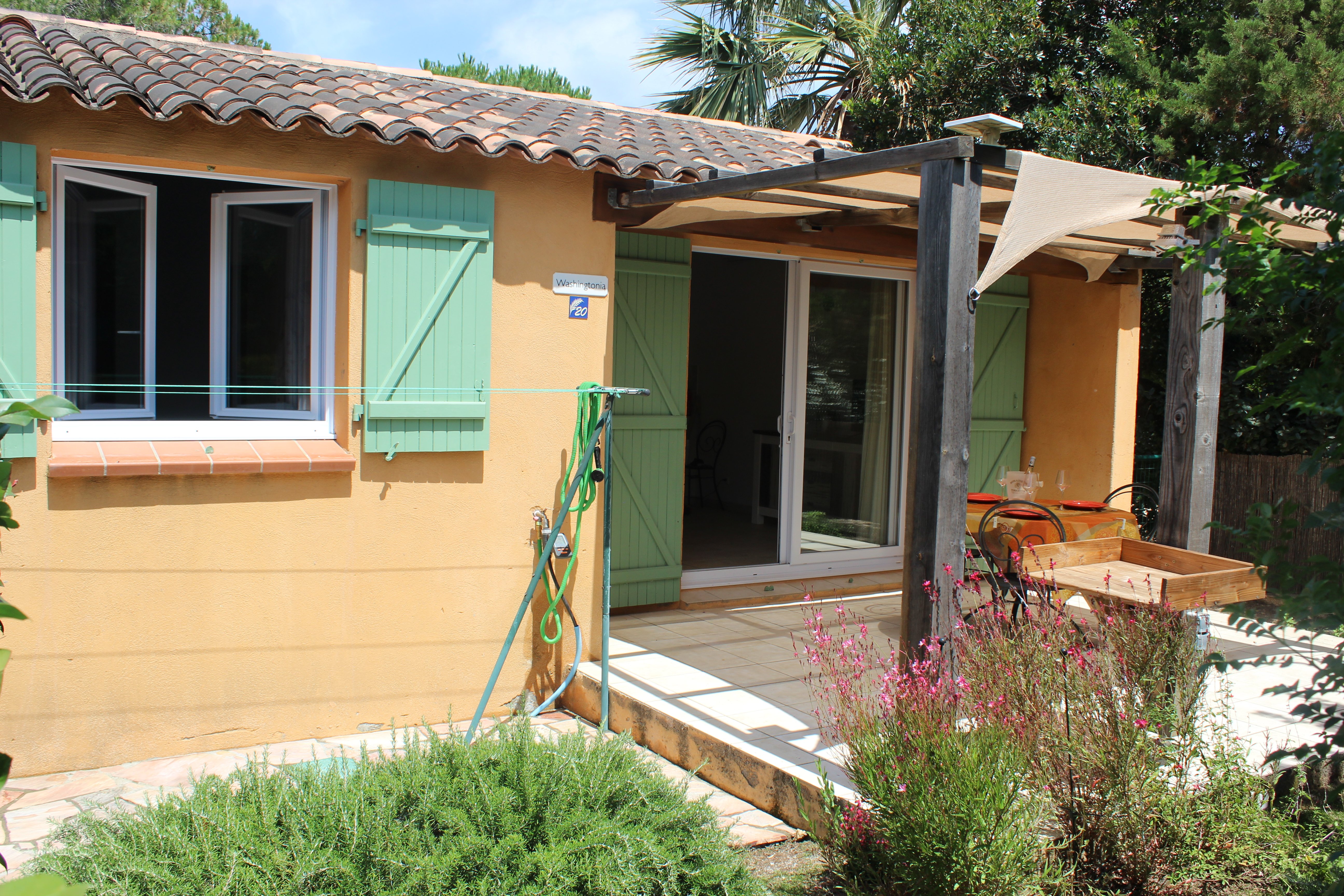  Terasse, toile d'ombage, barbecue, salon de jardin