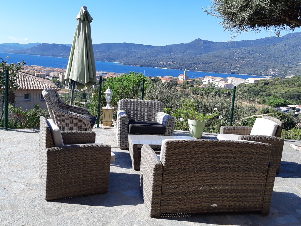 terrasse avec salon de jardin et transats