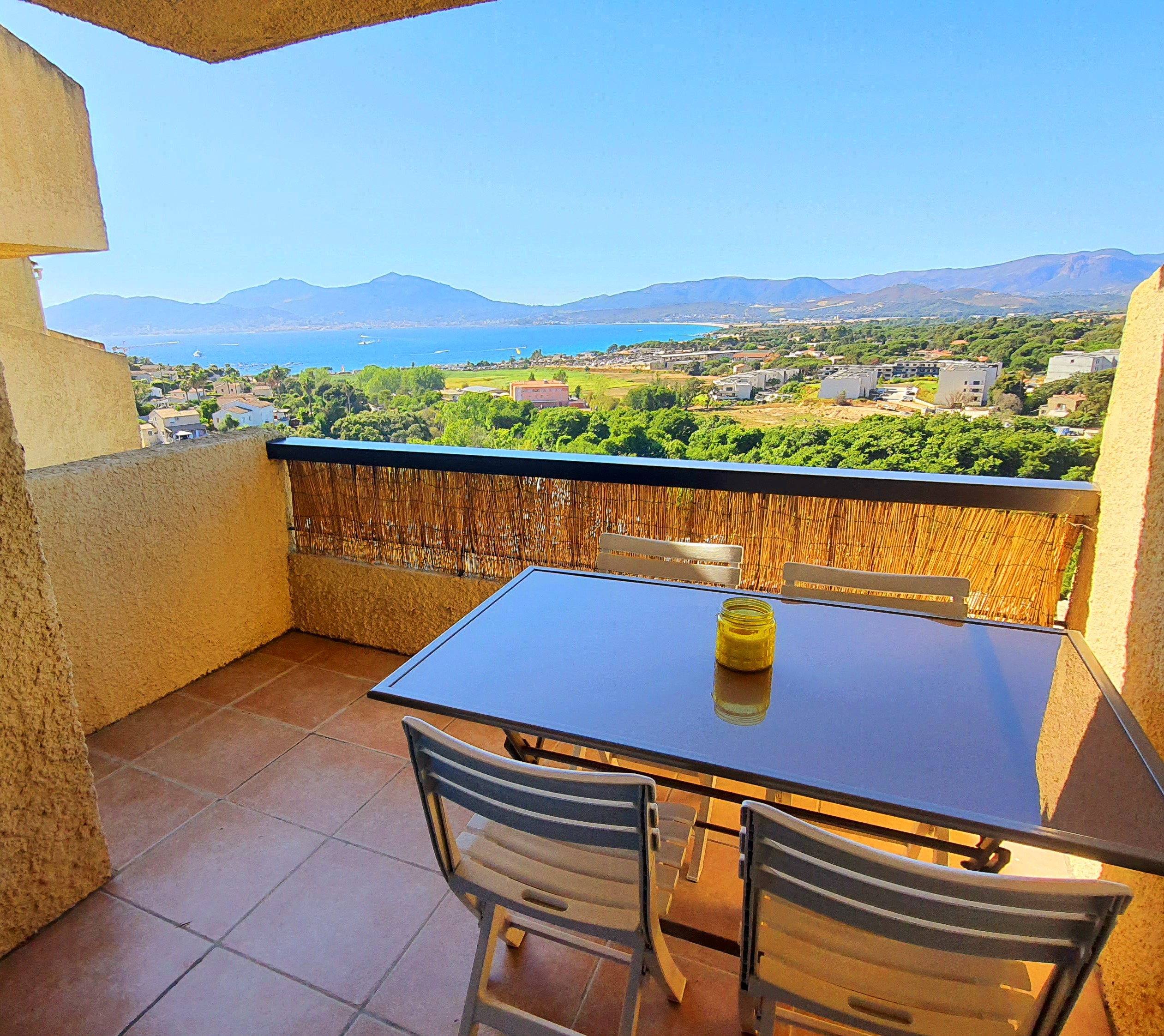  Balcon et vue sur le Golfe d'Ajaccio
