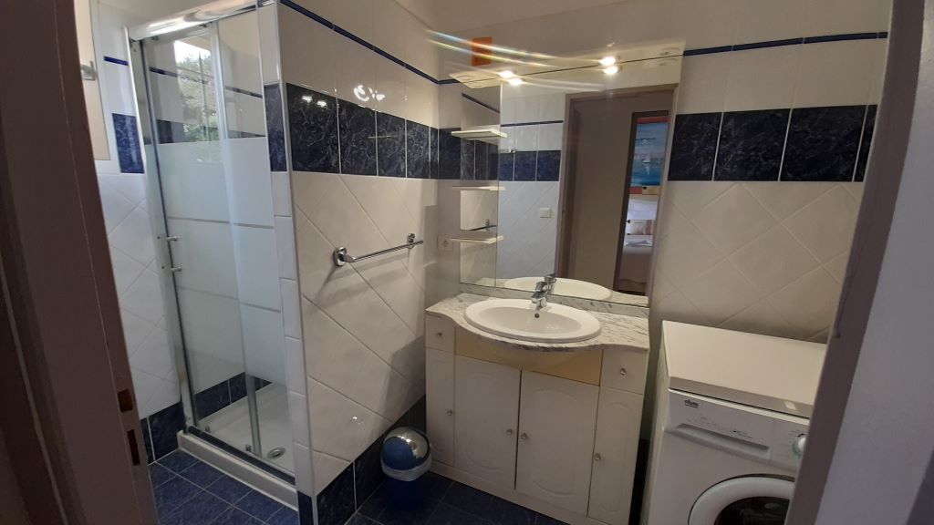  douche/lavabo/lave linge/sèche cheveux - WC séparé indépendant