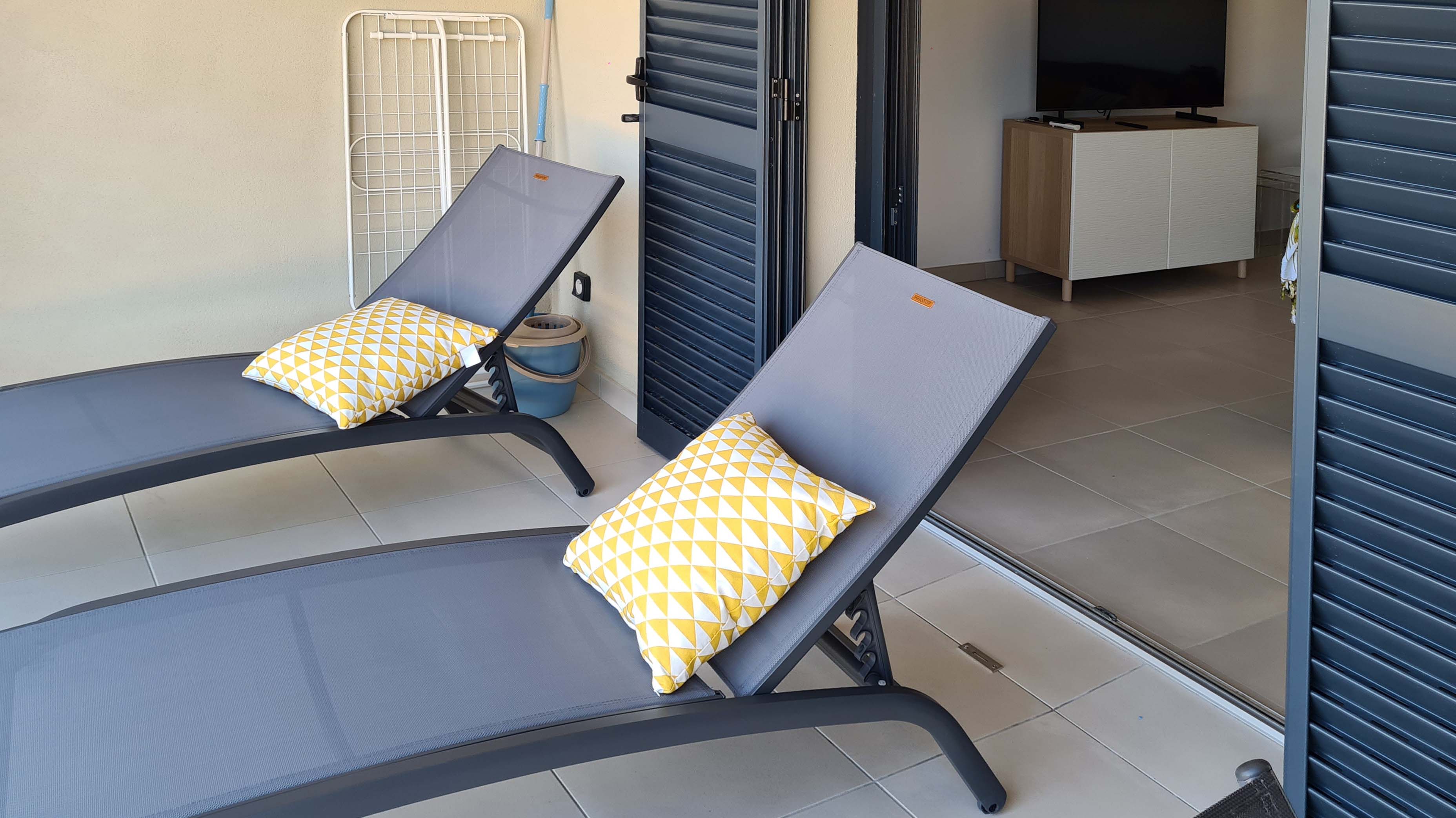  2 transats pour faire un break - il y a aussi une table de jardin et 6 chaises