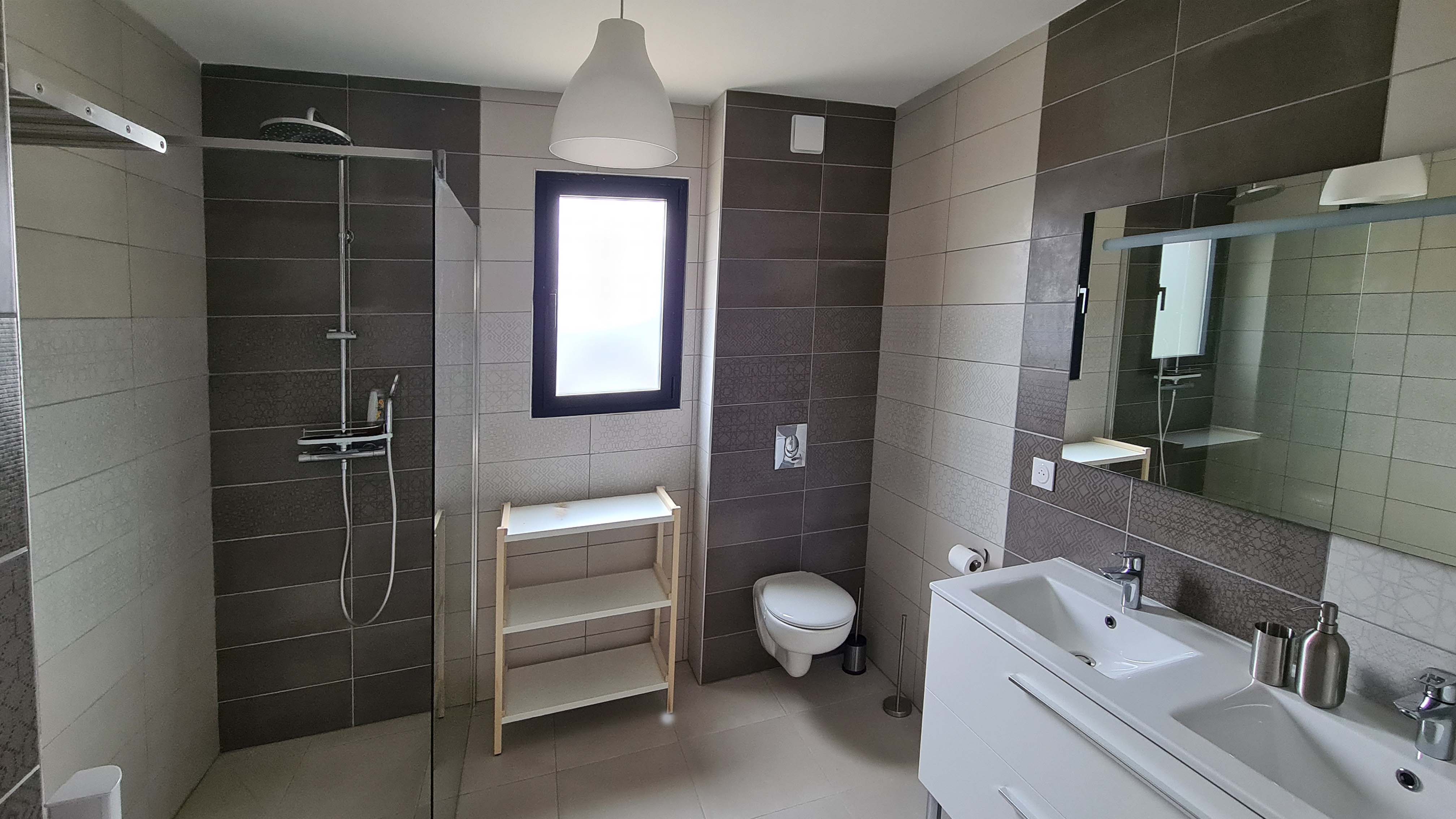  Salle de bain avec double vasque, WC suspendu