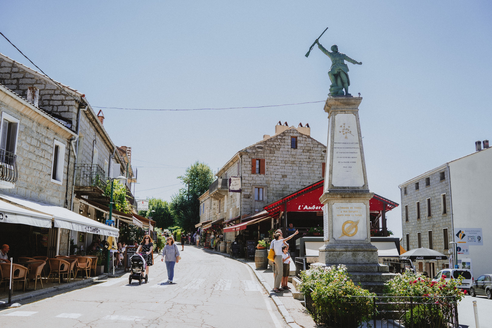  Zonza village monument aux morts commerce touriste été