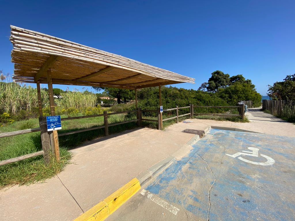  2023-10-09-acces-PMR-Pinarello-places-PMR-abri-tiralo