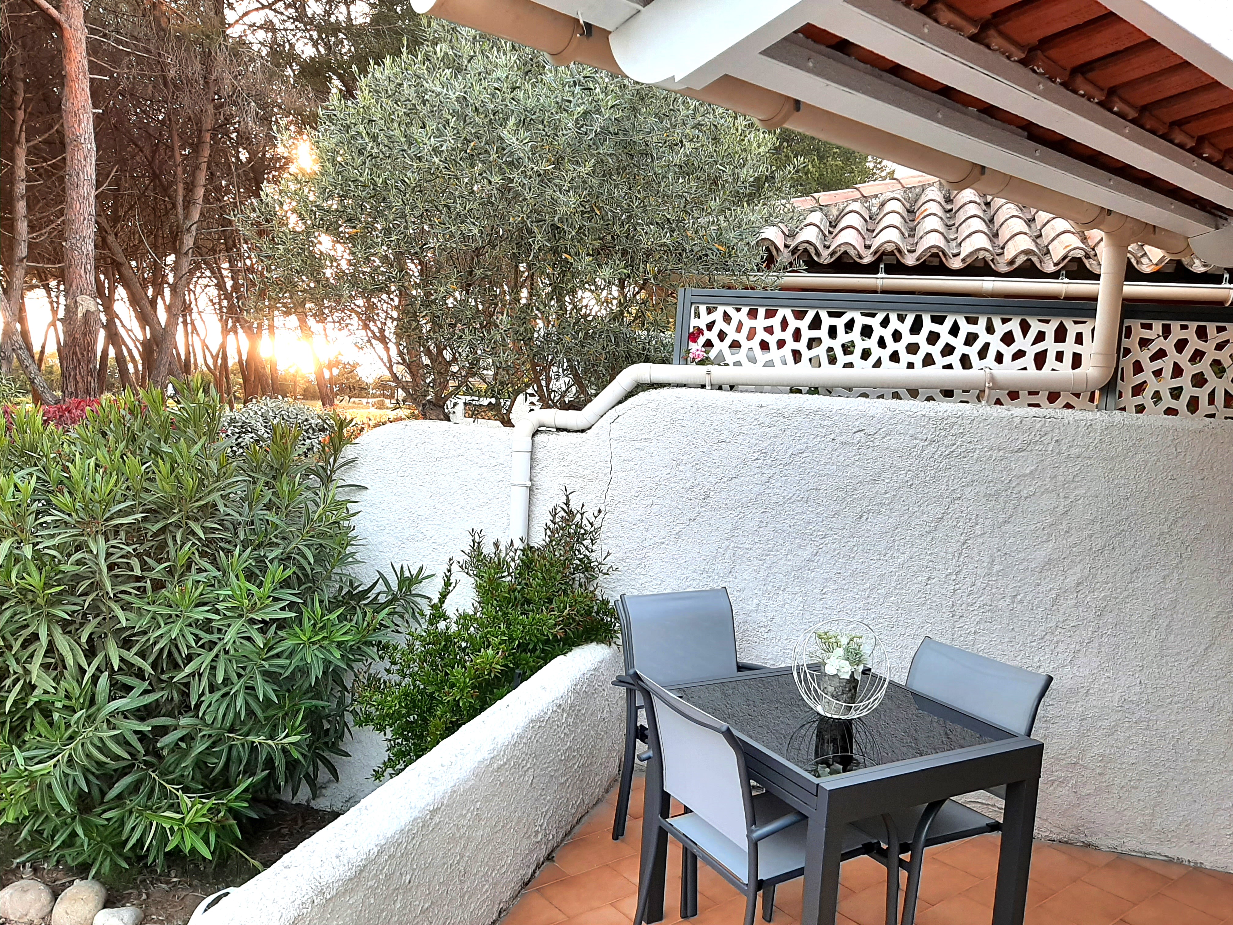  Terrasse, coucher de soleil, vue sur mer