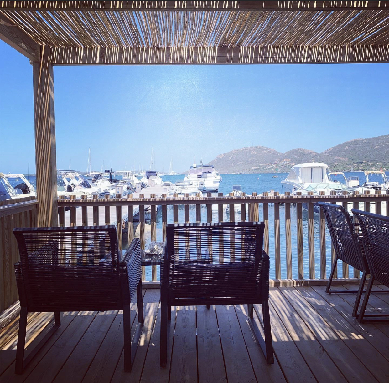  Terrasse avec chaises avec vue sur golfe de Porto-Vecchio