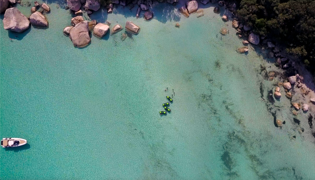  Vue aérienne de 4 jet-skis et un bateau dans une eau de mer translucide