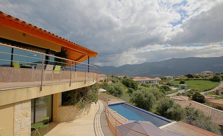 Vue terrasse piscine Gîtes de France Corse