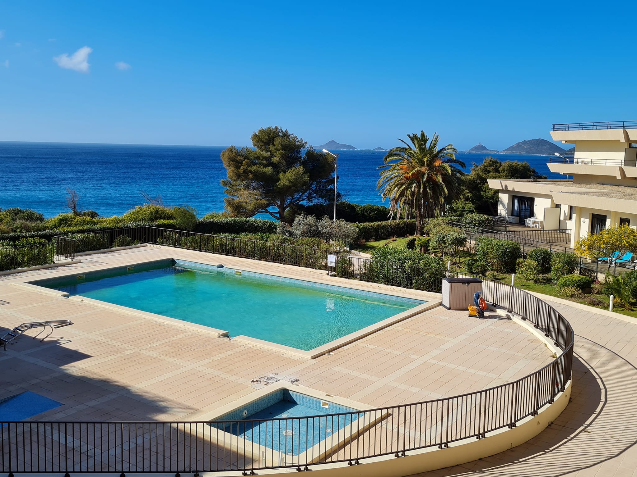  CosySeaside Corsica toujours la piscine