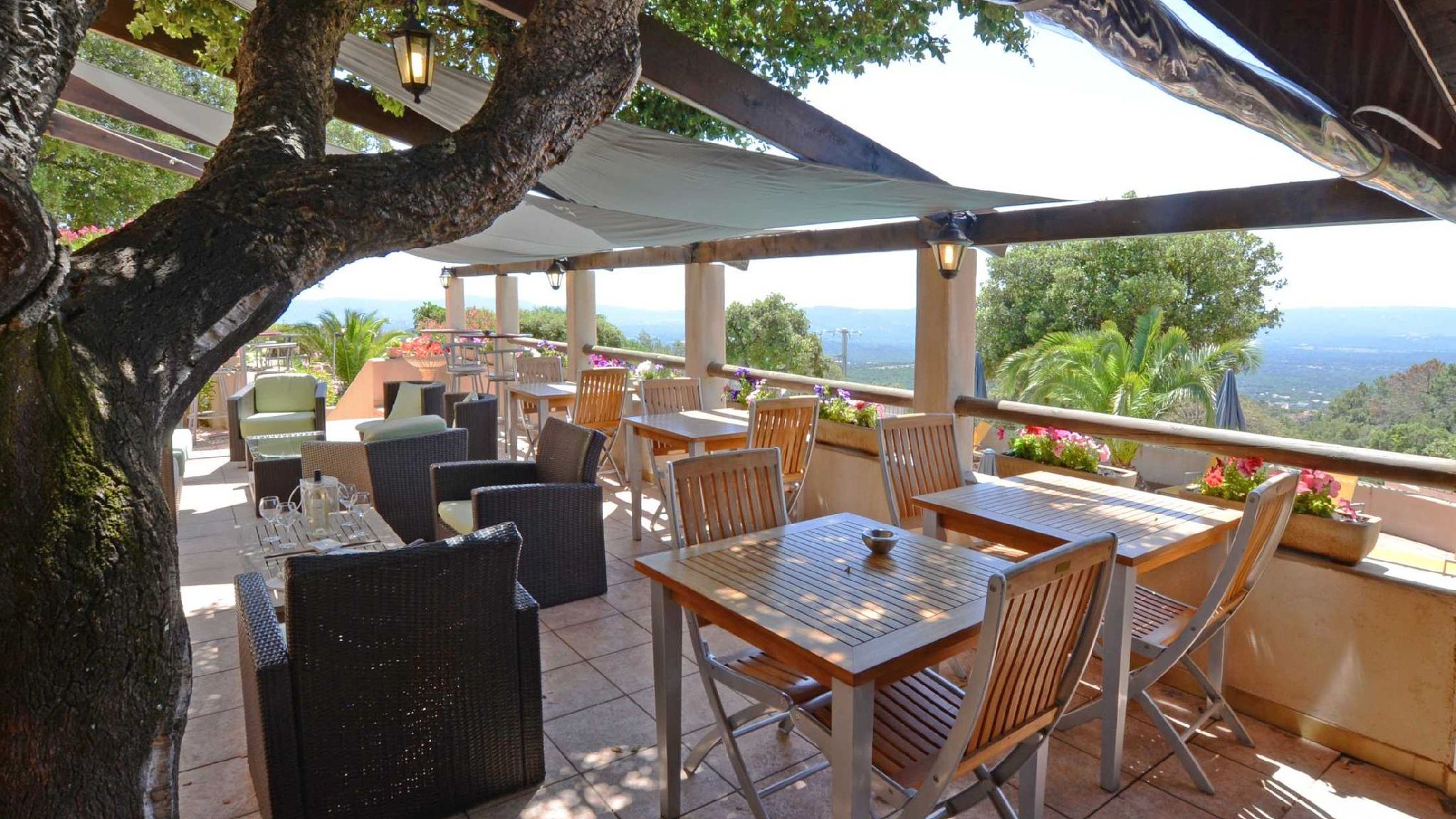  Espace extérieur - bar - restaurant - service petit déjeuner