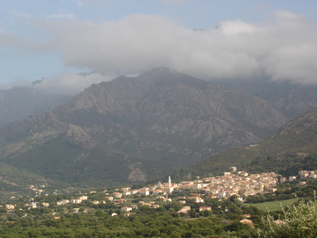  Village de balagne au pied de la montagne