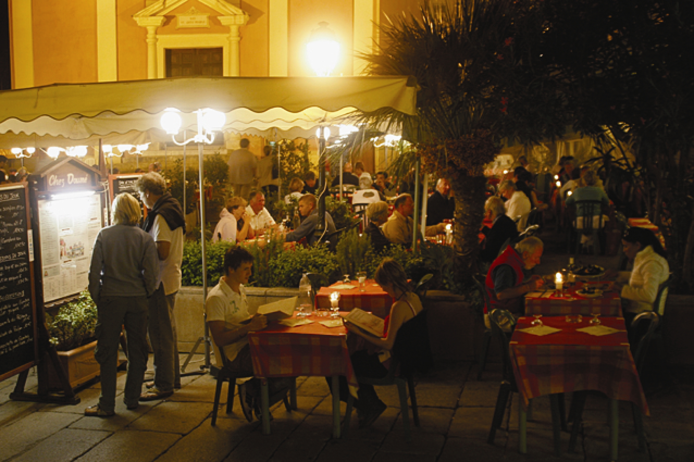  restaurant traditionnel sur la place de l'église de Calvi