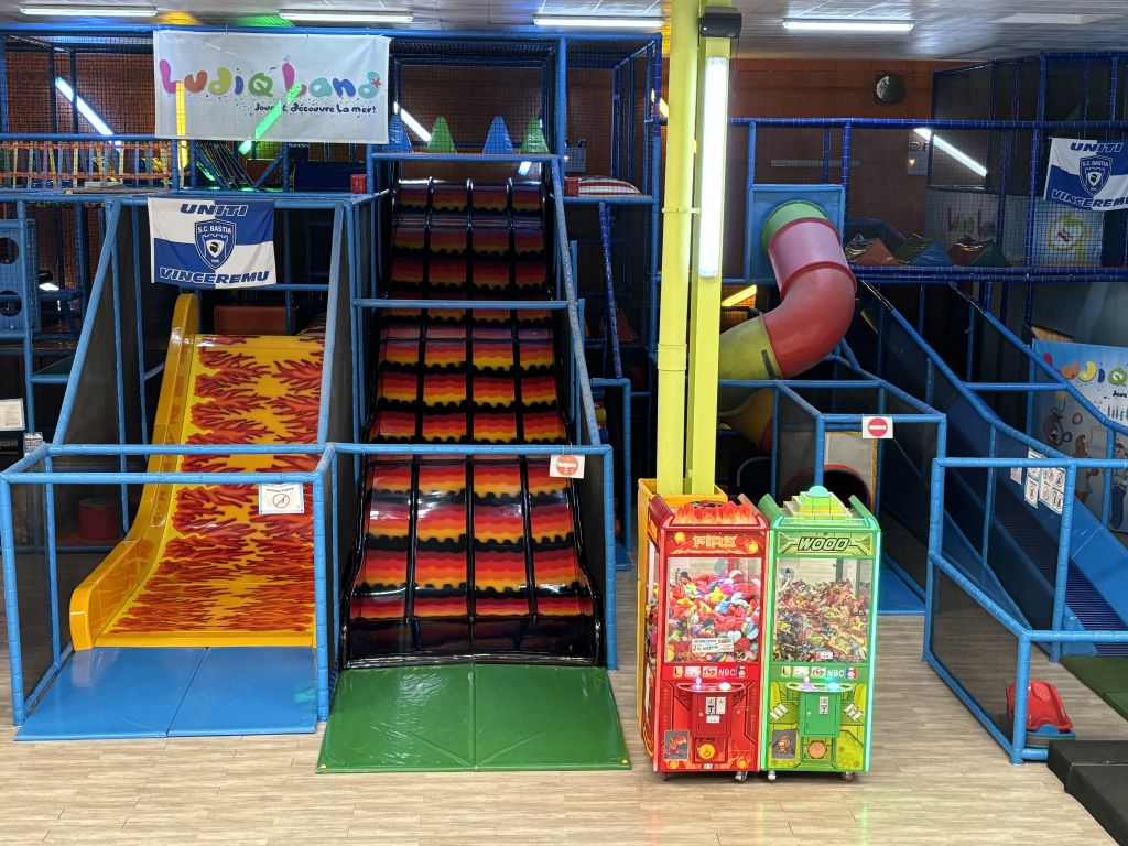  Aire de jeux_Toboggans-Vide