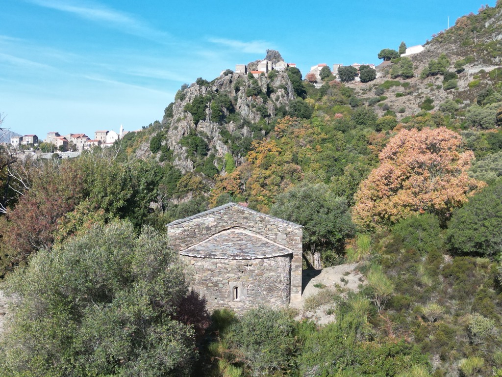  Chapelle San Michele et village