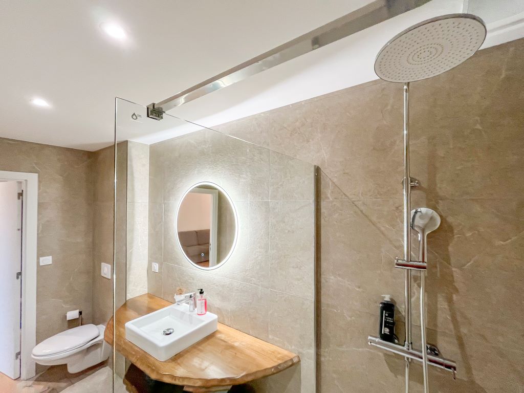  Auberge-des-Oliv-iers-Chambres-9-salle-de-bains-1-credits-Hilke-Maunder---marie-madeleine-albertini