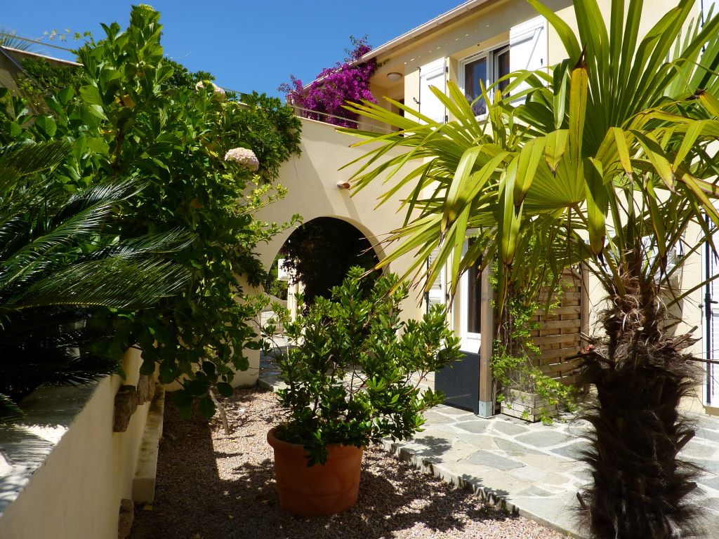  CASA-REGINA-COUR-ARRIERE-2