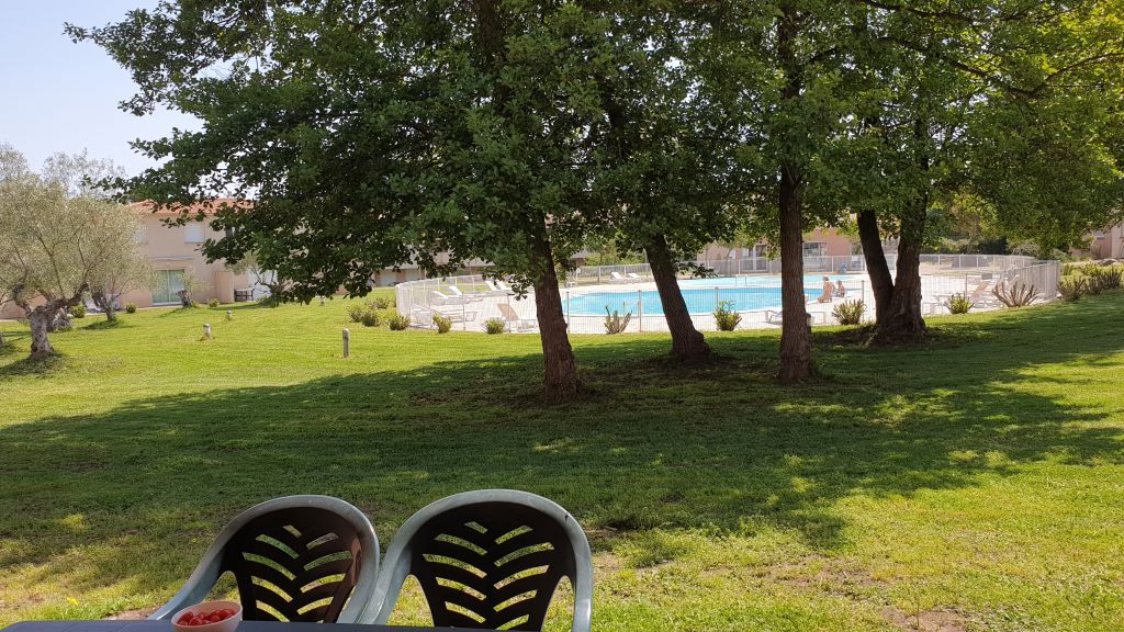  Vue depuis la terrasse sur la piscine