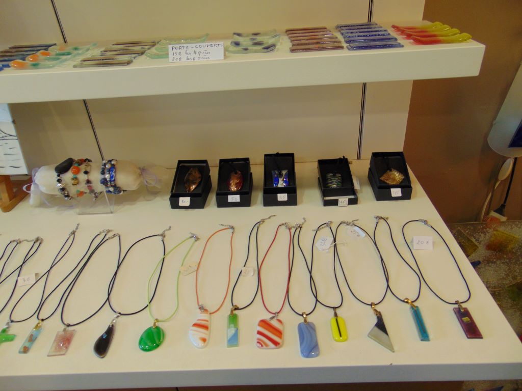  bijoux (bagues, pendentifs, colliers, boucles d'oreils, bracelets)