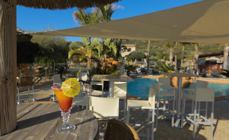 Bar Piscine LA RIVIERA ©MARINA D'ARONE Bar Piscine LA RIVIERA ©MARINA D'ARONE