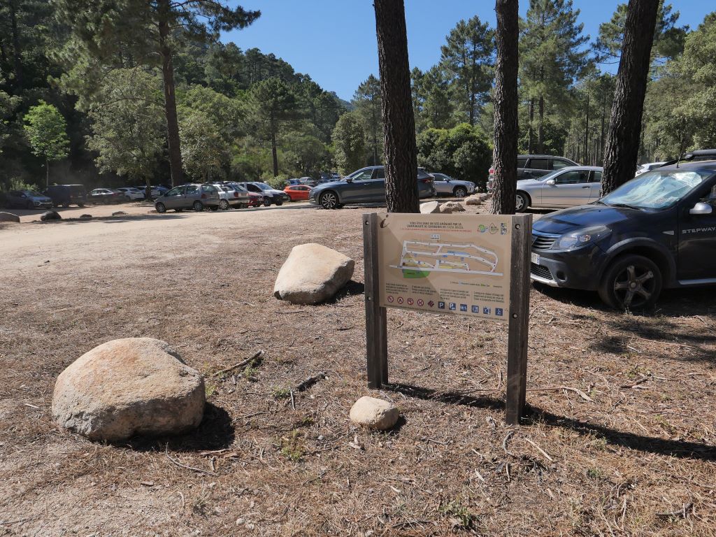 GG-25-06-2021-Cavu-Panneaux-autour-Bit-et-dans-parking--8-