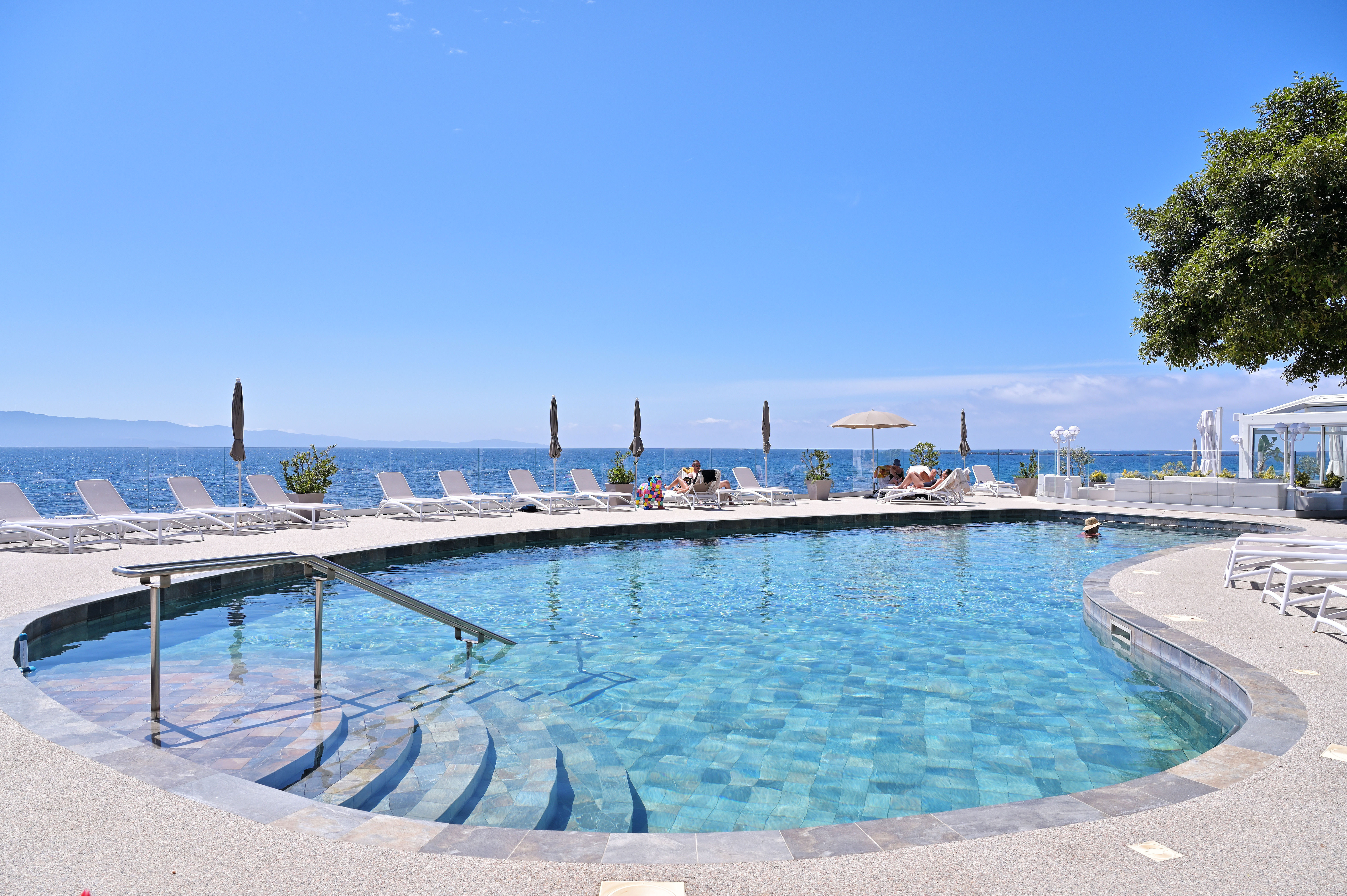  Hotel Restaurant Dolce Vita_outdoor heated pool with sea view (5)