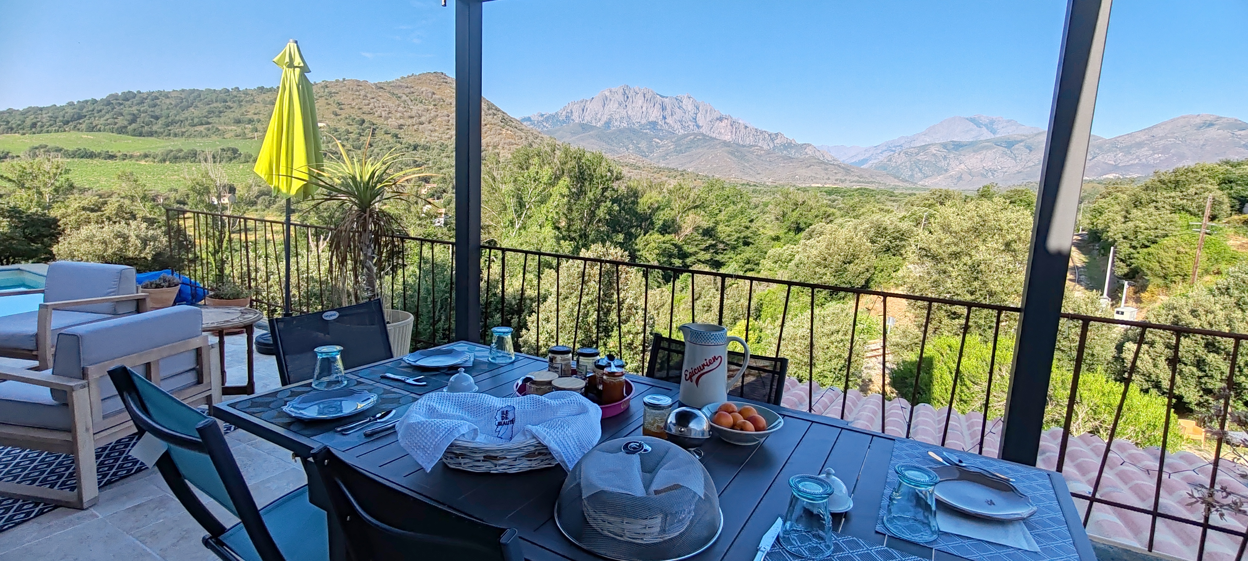  La terrasse du petit-déjeuner face à la vallée de l'Asco