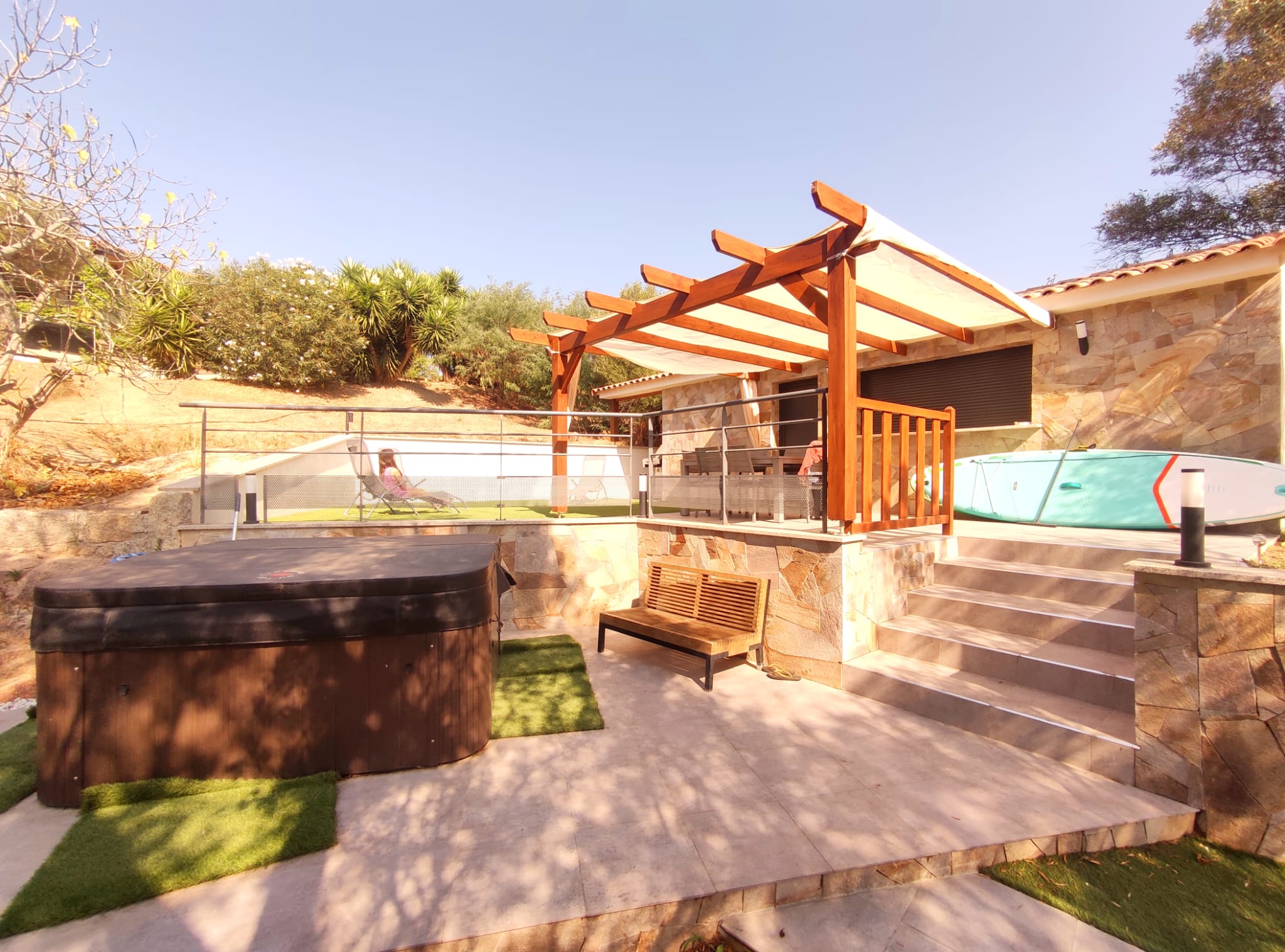  Jaccuzi 6 personnes et cuisine d ete