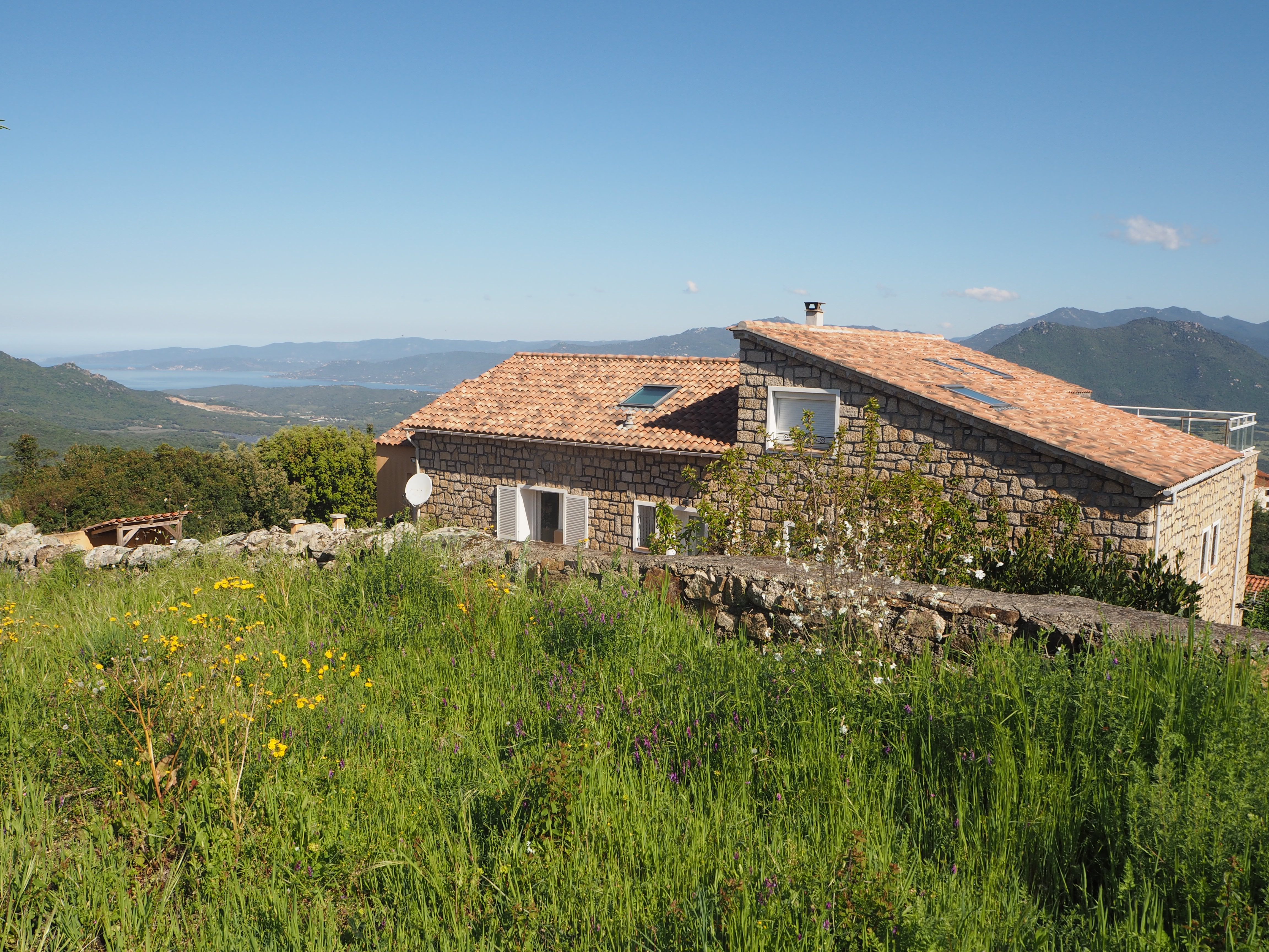  Notre maison en bordure de maquis mais à 10 mn à pieds du centre ville (terrasse
