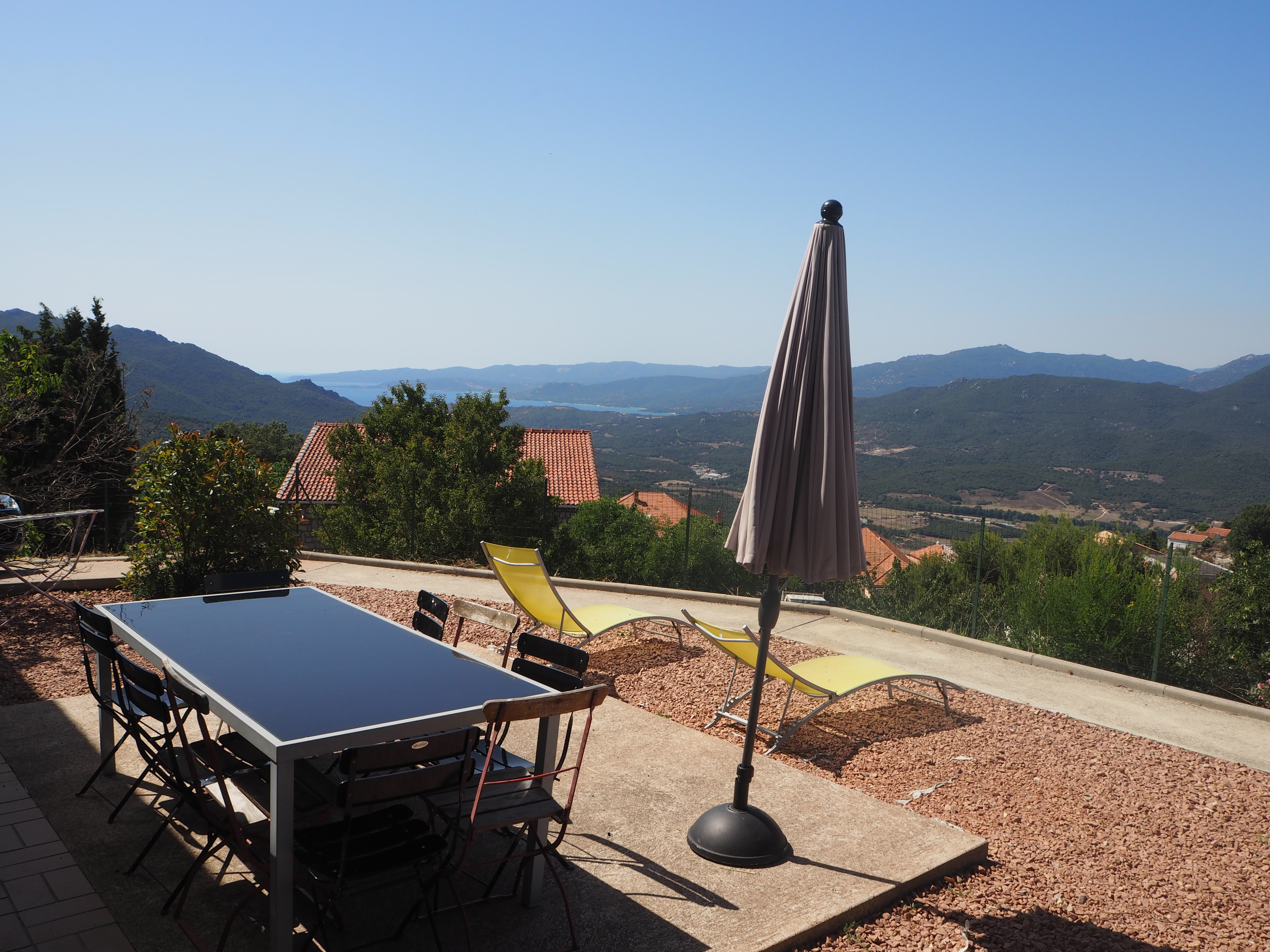  Terrasse vue mer avec mobilier (table, chaises, transats, barbecue et parasol)
