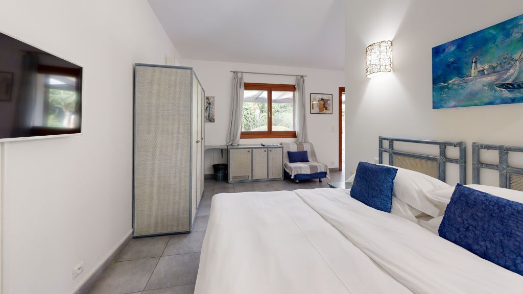  Poisson-Rouge-Ch-1-Bedroom--1-