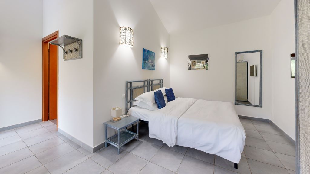  Poisson-Rouge-Ch-1-Bedroom