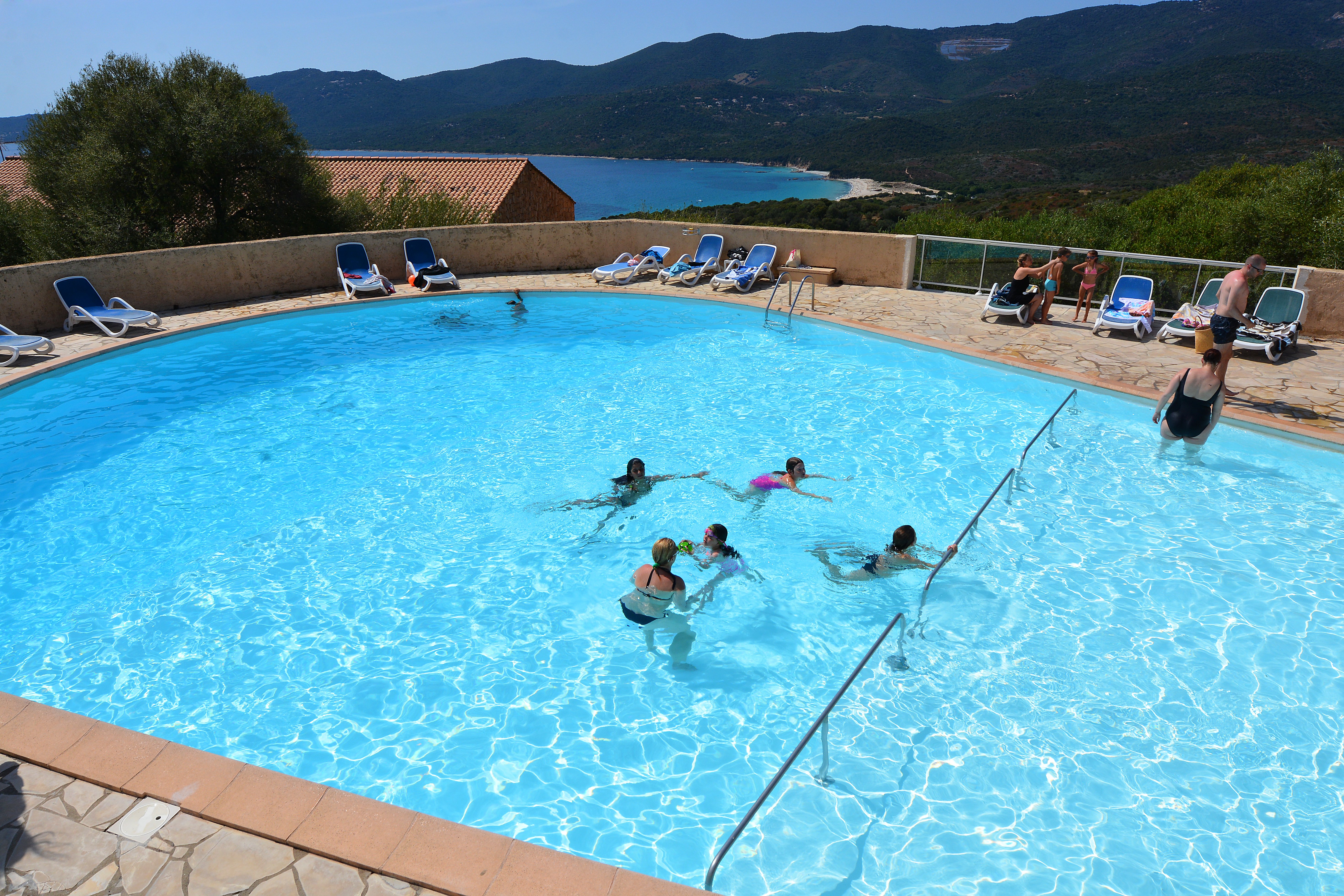 Résidence Alba Rossa- Piscine extérieure (15)