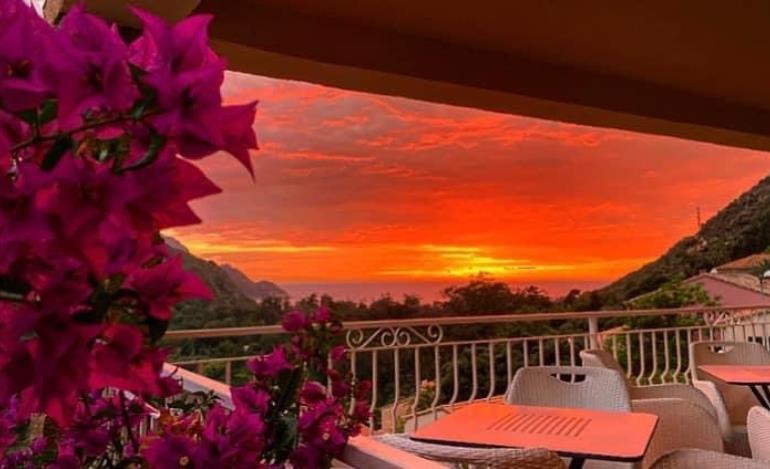 Terrasse bar coucher de soleil capodortooc5