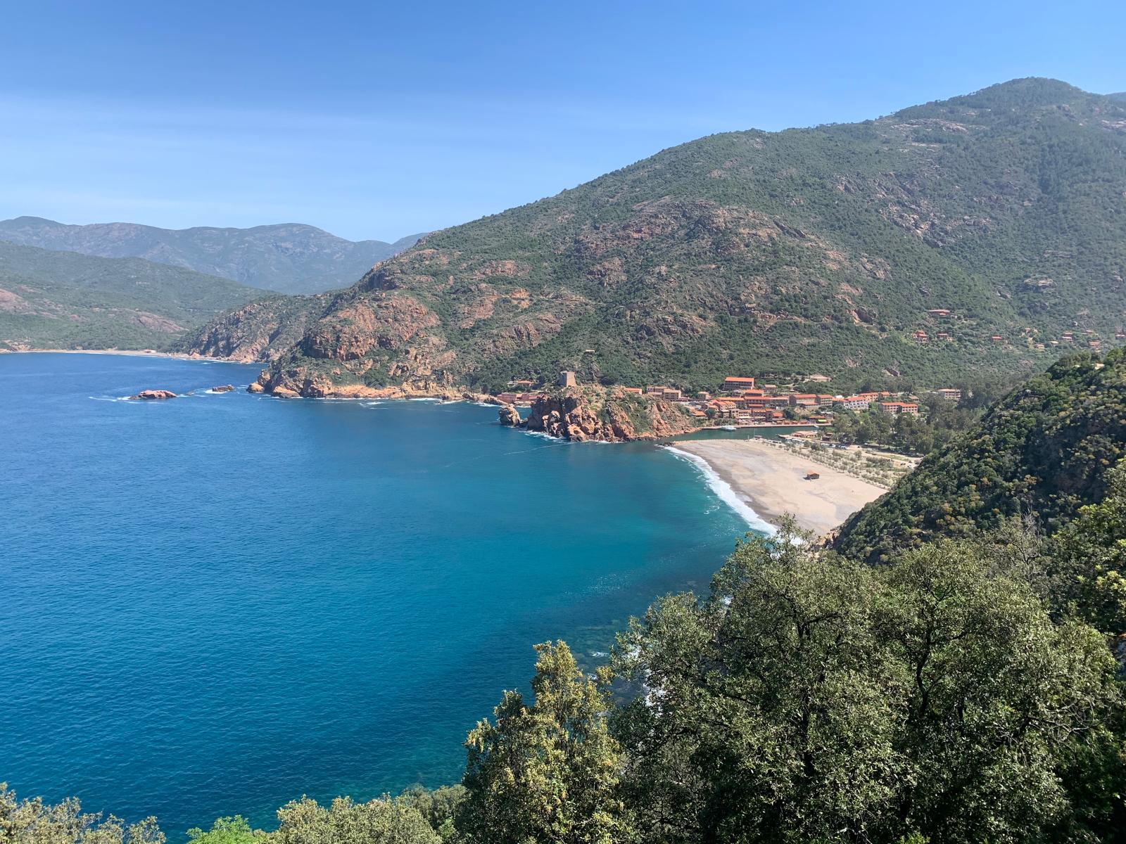  Vue sur la plage de Porto et le village ©ATC O Leonetti