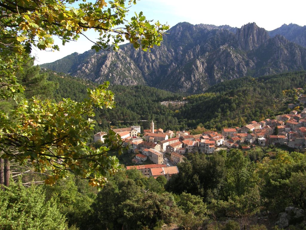  Vue sur le village de Ghisoni-r ©ATC