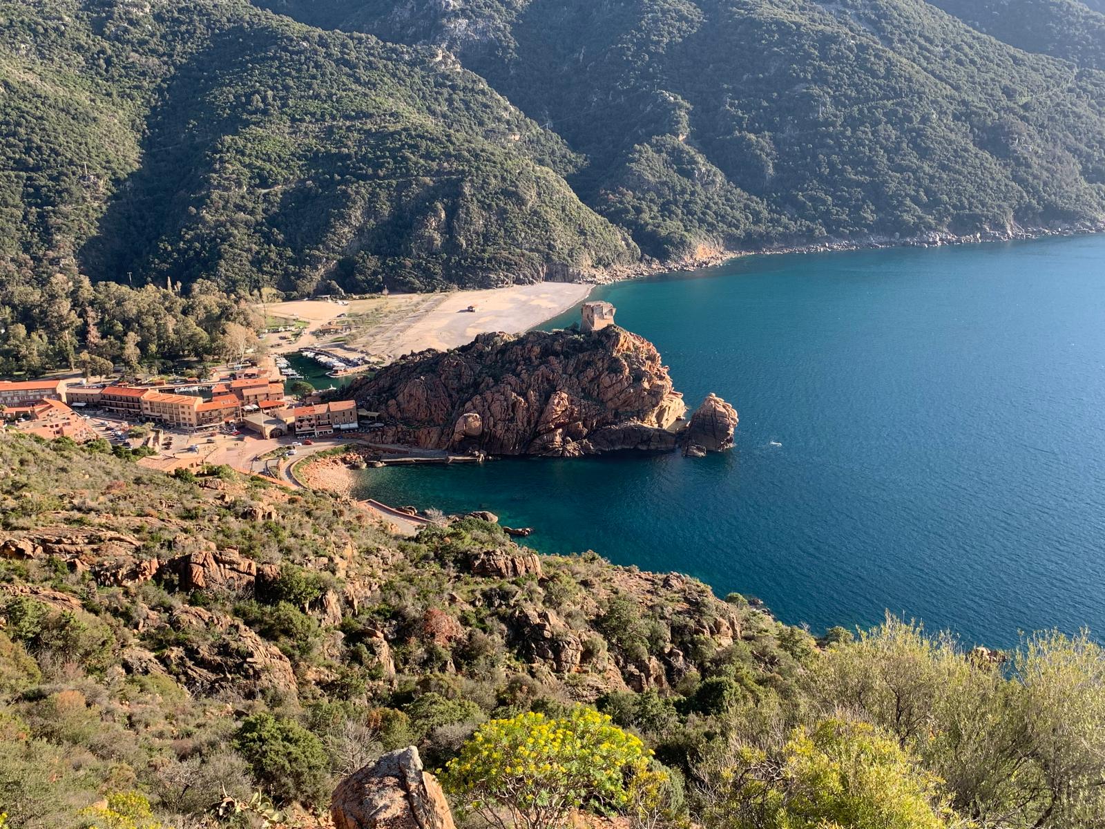  Vue sur le village de Porto son port et sa tour ©ATC O Leonetti