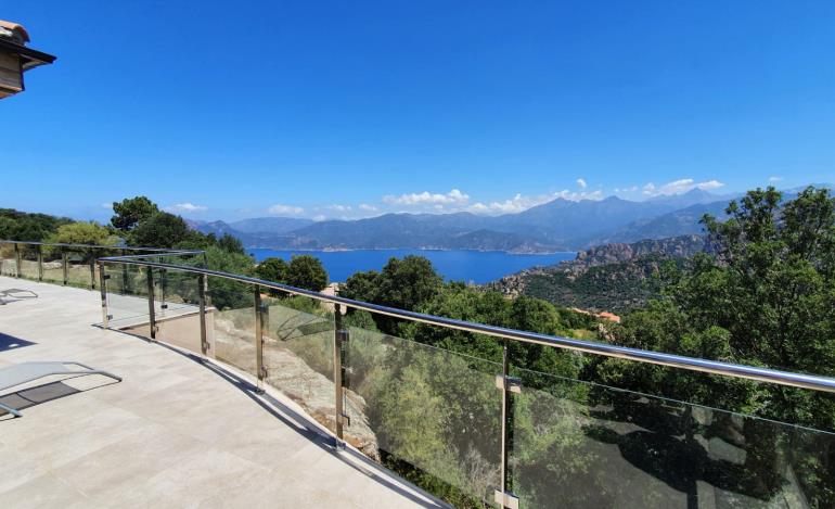 Terrazza esterna con vista sul golfo di Porto e sulle calanche di Piana ©Degavre Beatrice 
