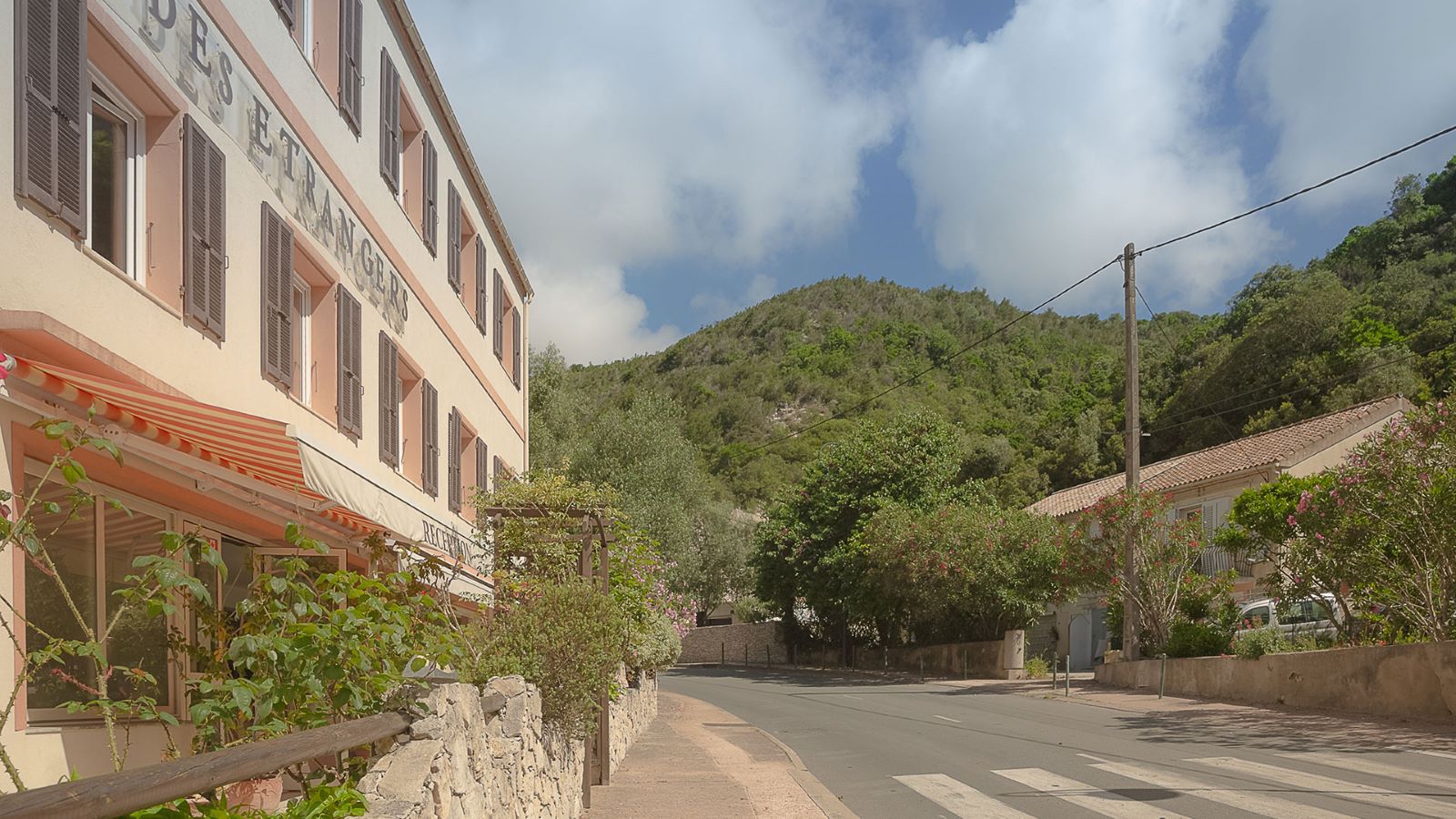  hotel-etranger-2