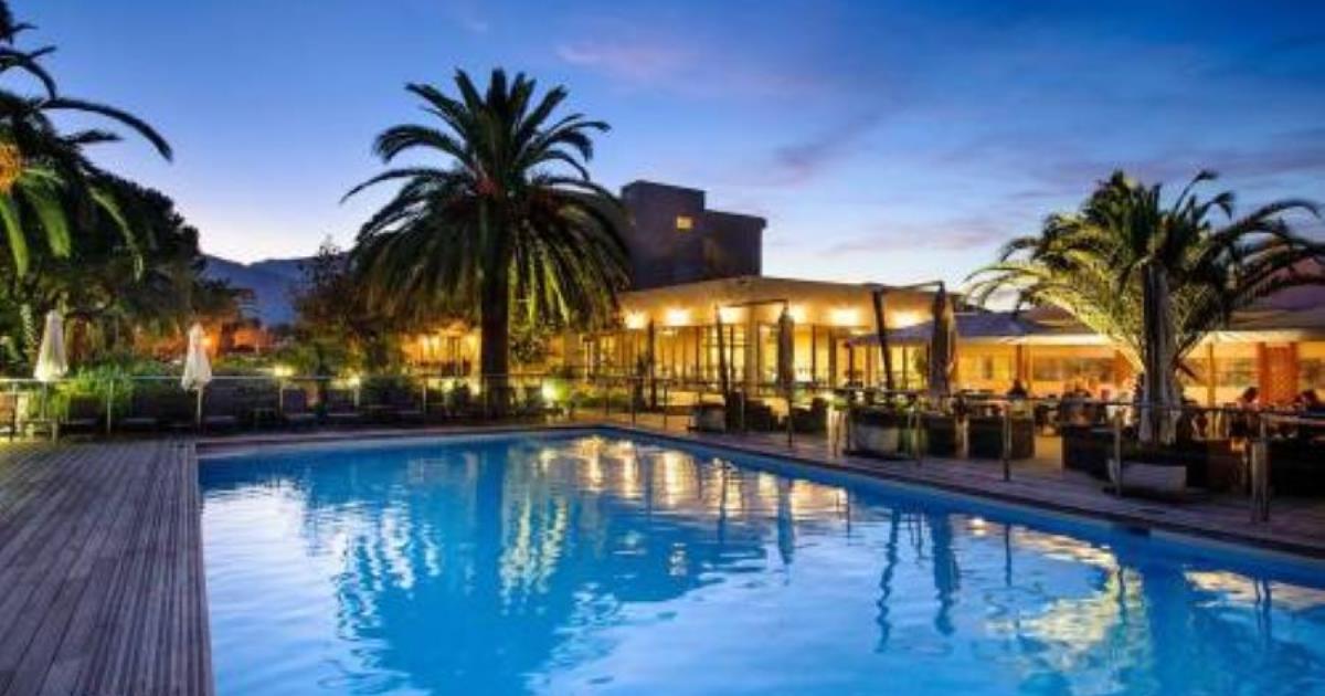 View of NEW: Armed fugitive Justin Wade Stone shot by detective during hotel ...