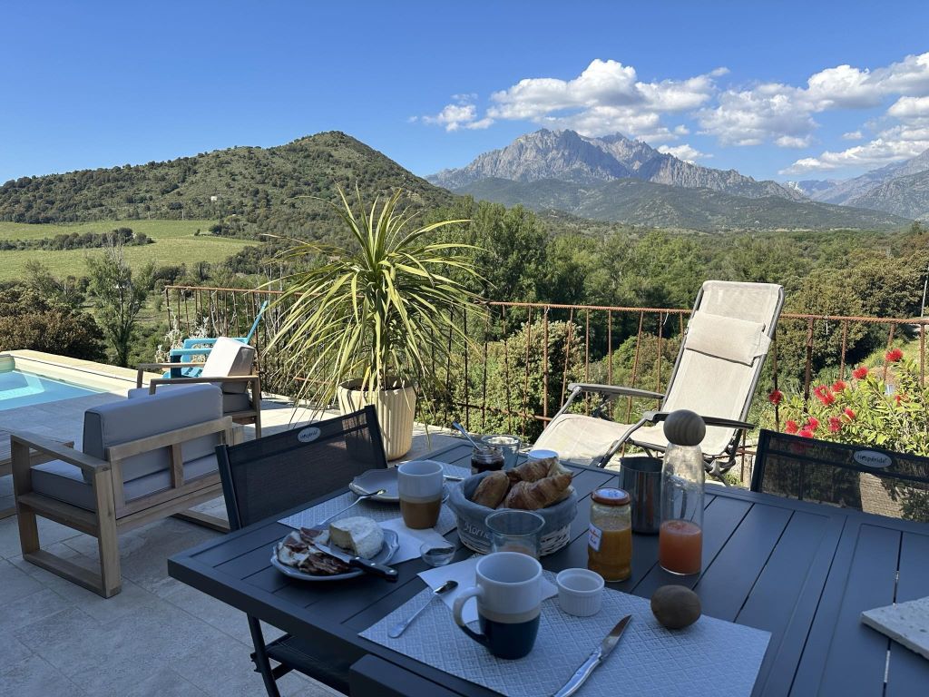  petit dejeuner sur la terrasse