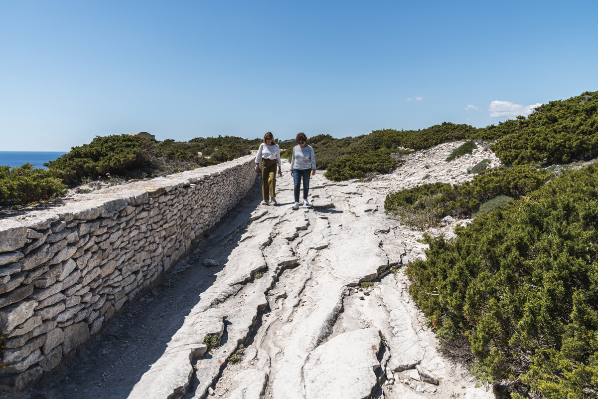  sentier campu rumanilu bonifacio femmes qui marchent