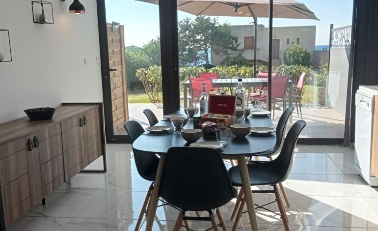 vue intérieure + terrasse Appartement 6 pers Rez de Jardin vue intérieure + terrasse Appartement 6 pers Rez de Jardin